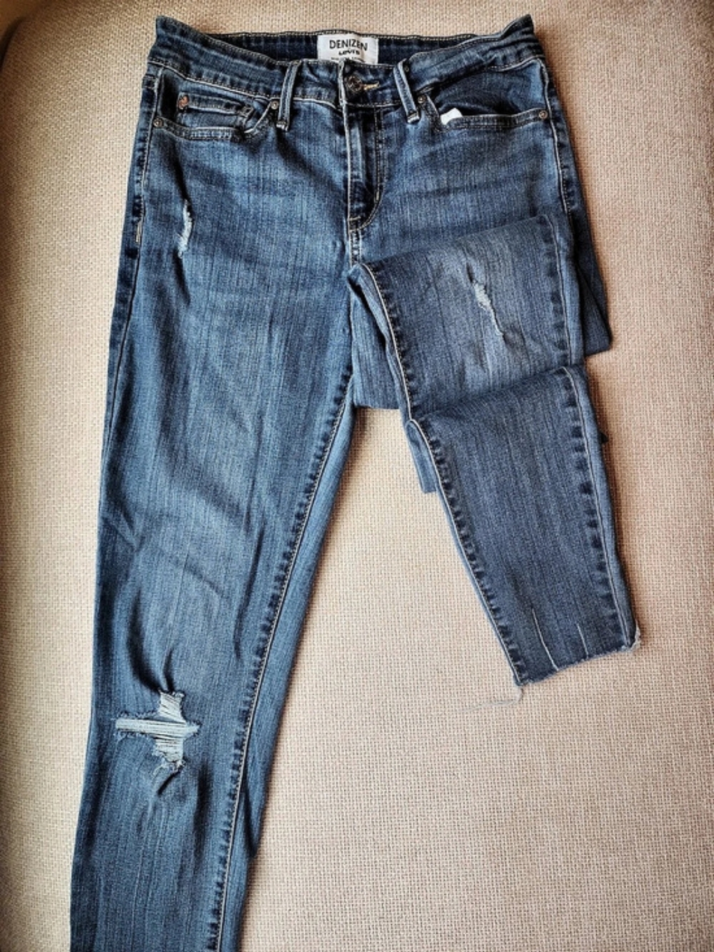Denizen from Levi’s Women’s Jeans 6L 28x32 Mid Rise Skinny Distressed Raw Hem. 4
